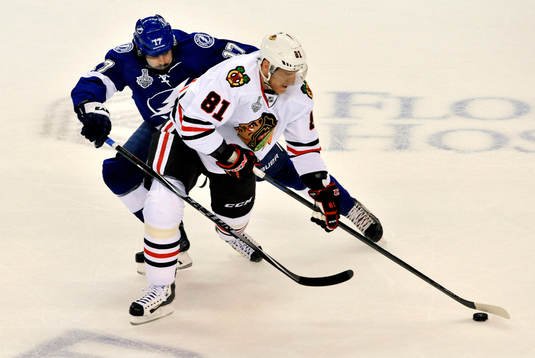 Lightning center Alex Killorn (17) pressures Blackhawks