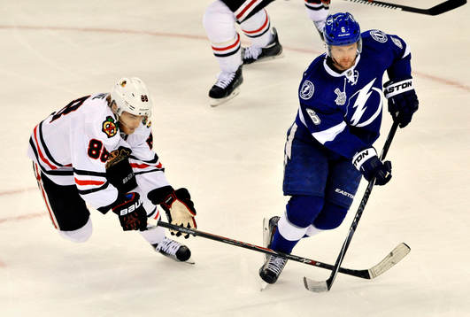 The Blackhawks' Teuvo teravainen (88) and the Lightning's