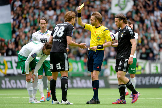 IFK Göteborgs Thomas Rogne får ett gult kort av Johan