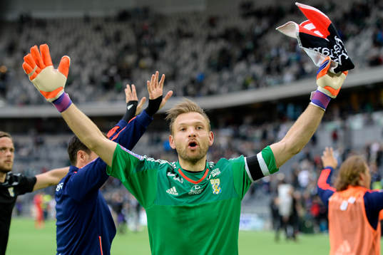 IFK Göteborgs målvakt John Alvbåge jublar