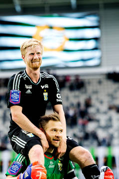 IFK Göteborgs Thomas Mikkelsen och målvakt John Alvbåge