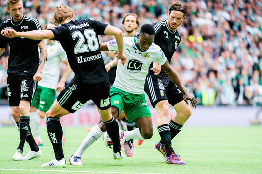 Hammarbys Amadaiya Rennie i en närkamp med IFK Göteborgs