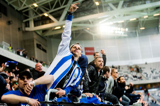 IFK Göteborgs supportrar pekar fingret åt Hammarbys