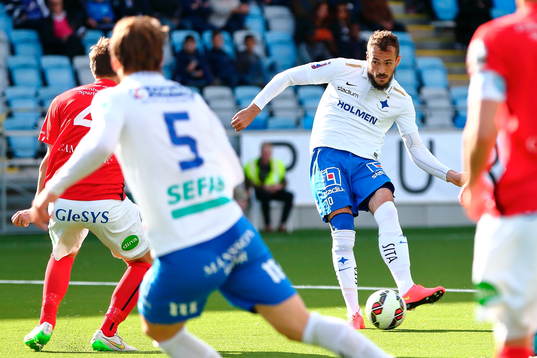 Norrköpings Emir Kujovic ska precis skjuta in 2-0målet i