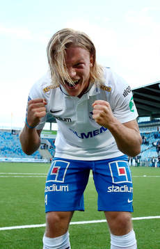 Norrköpings Nicklas Bärkroth jublar i matchen mellan