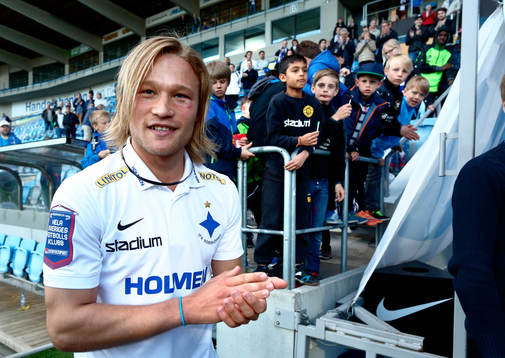 Norrköpings Nicklas Bärkroth har just gett bort sina skor