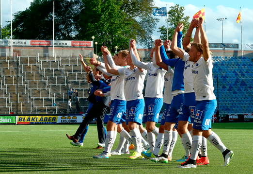 Norrköpings spelare tackar publiken i matchen mellan