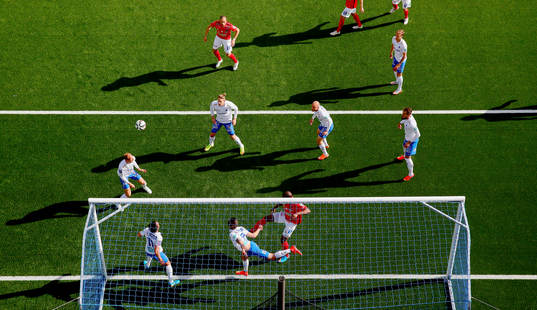 Skuggor av spelare framför Norrköpings mål i matchen
