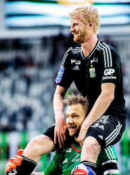 IFK Göteborgs Thomas Mikkelsen och målvakt John Alvbåge