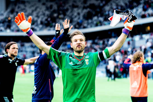IFK Göteborgs målvakt John Alvbåge jublar