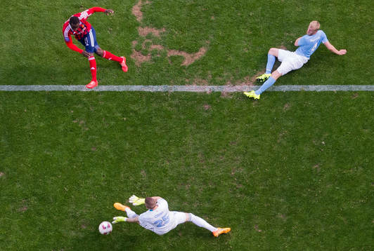 Djurgårdens Nyasha Mushekwi gör 0-1 bakom Malmö FFs