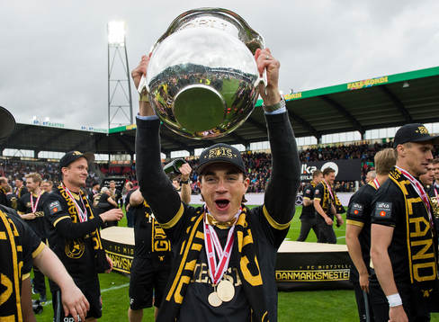 [DK=20150607: Petter Andersson, FC Midtjylland, med pokalen]