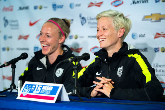 s Becky Sauerbrunn och Megan Rapinoe på en presskonferens