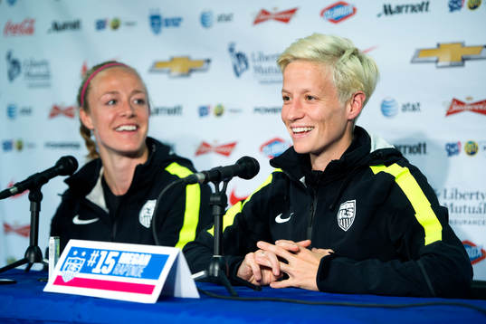 s Becky Sauerbrunn och Megan Rapinoe på en presskonferens