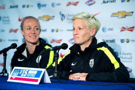 s Becky Sauerbrunn och Megan Rapinoe på en presskonferens