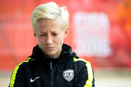 s Megan Rapinoe på en presskonferens innan en träning