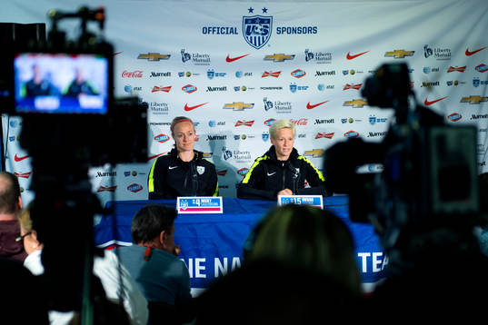 s Becky Sauerbrunn och Megan Rapinoe på en presskonferens