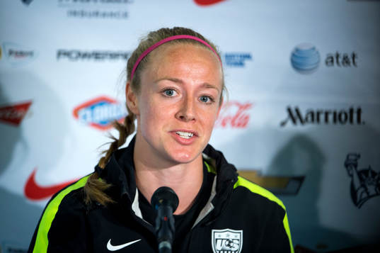s Becky Sauerbrunn på en presskonferens innan en träning