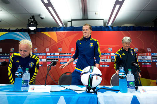 Sveriges Caroline Seger, Lotta Schelin och förbundskapten