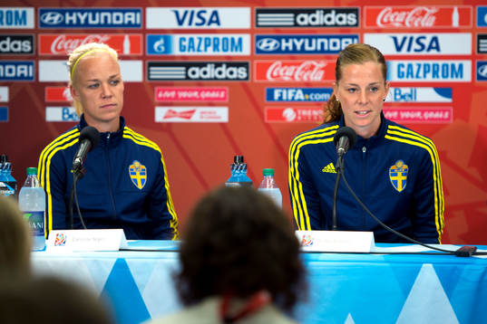 Sveriges Caroline Seger och Lotta Schelin