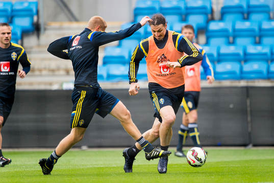 Sveriges Zlatan Ibrahimovic går förbi Markus Holgersson