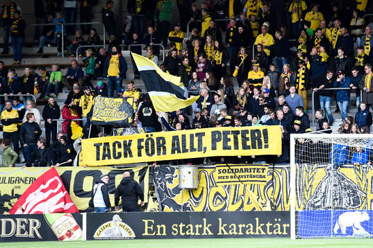 Elfsborgs assisterande tränare Peter Wettergren avtackas