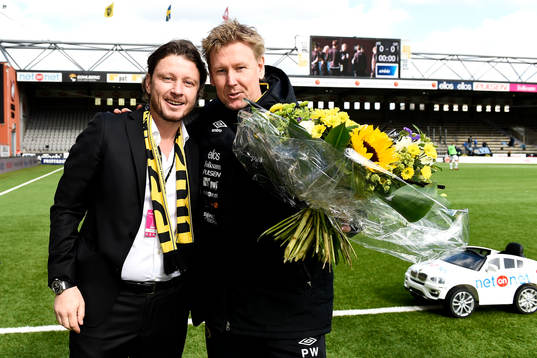 Elfsborgs assisterande tränare Peter Wettergren avtackas