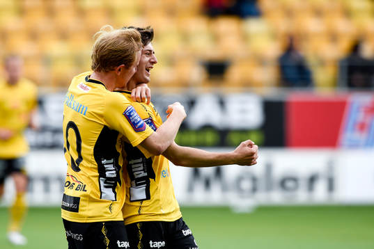 Elfsborgs Simon Lundevall och Arber Zeneli jublar