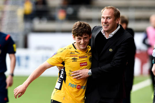 Elfsborgs Arber Zeneli kramas om av manager Magnus Haglund