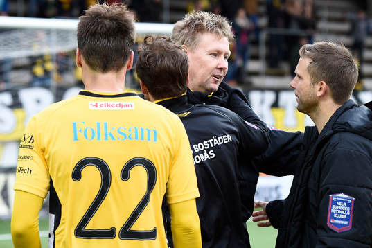 Elfsborgs assisterande tränare Peter Wettergren kramas om