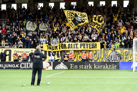 Supportrar tackar Elfsborgs assisterande tränare Peter