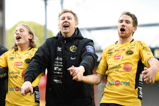 Elfsborgs assisterande tränare Peter Wettergren jublar