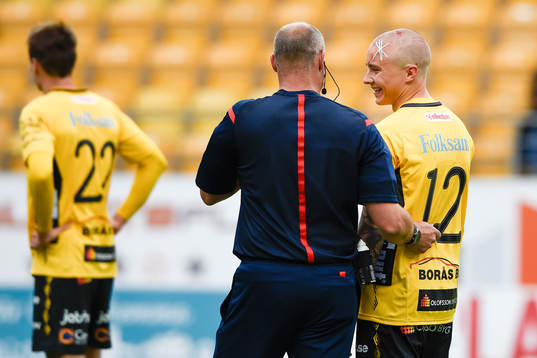 Elfsborgs Sebastian Holmén pratar med Domaren Martin