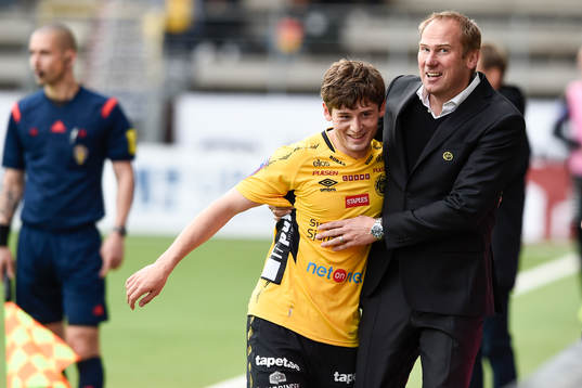 Elfsborgs Arber Zeneli kramas om av manager Magnus Haglund