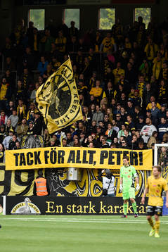 Elfsborgs supportrar med banderoll "Tack för allt, Peter"