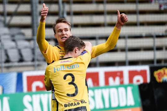 Elfsborgs Viktor Prodell jublar och kramas om av Adam