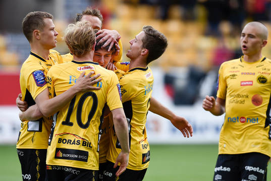 Elfsborgs Arber Zeneli kramas om av Viktor Claesson, Viktor