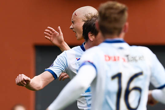 Elfsborgs Sebastian Holmén kolliderar med en Gefle spelare