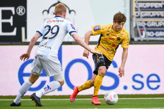 Elfsborgs Arber Zeneli tar sig förbi Gefles Martin