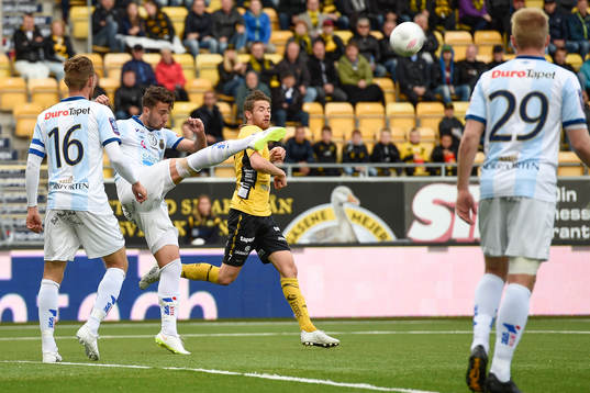 Gefles Dardan Mustafa rensar undan bollen framför