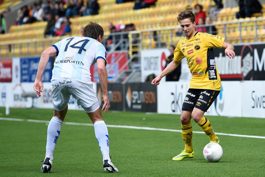 Elfsborgs Adam Lundqvist och Gefles Jens Portin (rygg mot