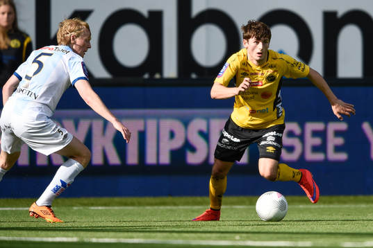 Elfsborgs Arber Zeneli tar sig förbi Gefles Jacob Ericsson