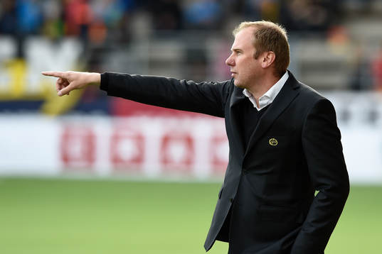 Elfsborgs manager Magnus Haglund pekar