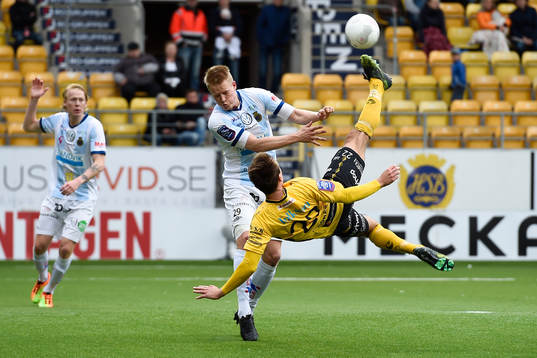 Elfsborgs Viktor Prodell försöker sig på en konstspark