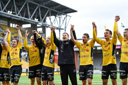 Elfsborgs spelare och ledare med assisterande tränare
