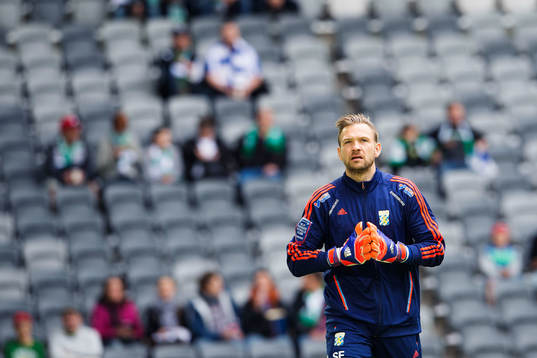 IFK Göteborgs målvakt John Alvbåge värmer upp