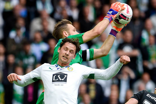 IFK Göteborgs målvakt John Alvbåge och Hammarbys Philip