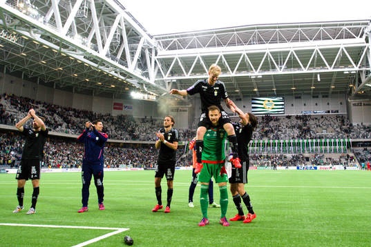 IFK Göteborgs Thomas Mikkelsen på axlarna målvakt John