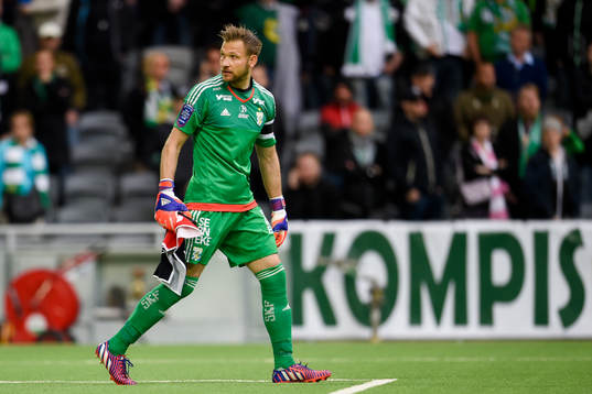 En smällare slängs in mot IFK Göteborgs målvakt John