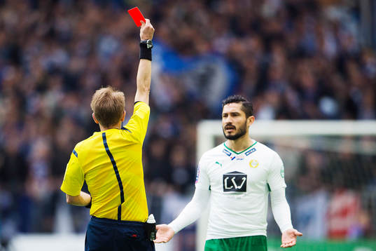Hammarbys Pablo Pinones-Arce tilldelas ett rött kort